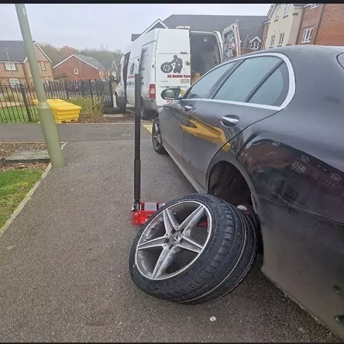 Mercedes tyre fitting